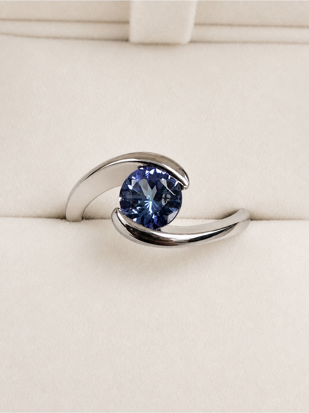 925 Silver Genuine Tanzanite Center Stone Ring - sized to 8.5
